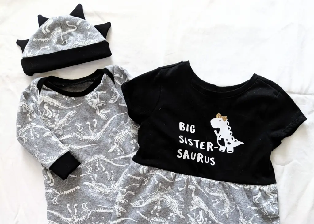 a sibling outfit as a sneaky way to announce pregnancy