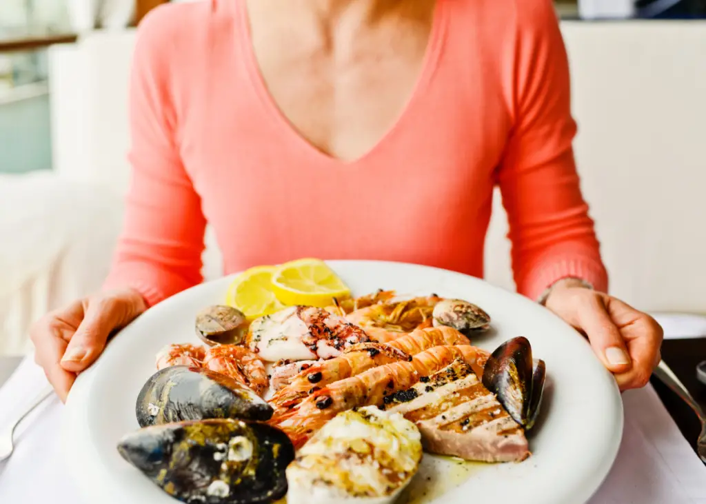 cooked seafood and shellfish that is safe for pregnant women to eat