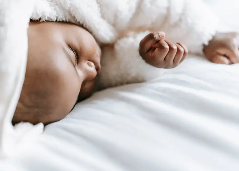 How to Keep Baby’s Hands Warm at Night: Simple Tips for Cozy Slumbers