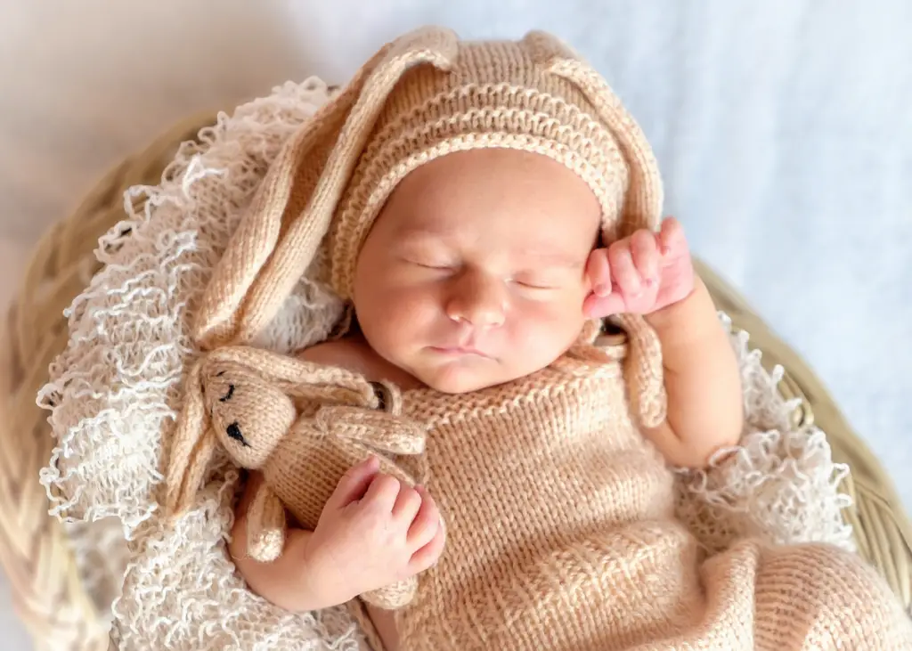 newborn baby posing for newborn photos within 2 weeks of birth